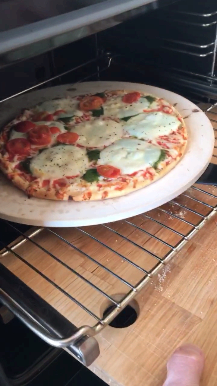 #贴秋膘#石板披萨出炉了,模仿大石头烤炉