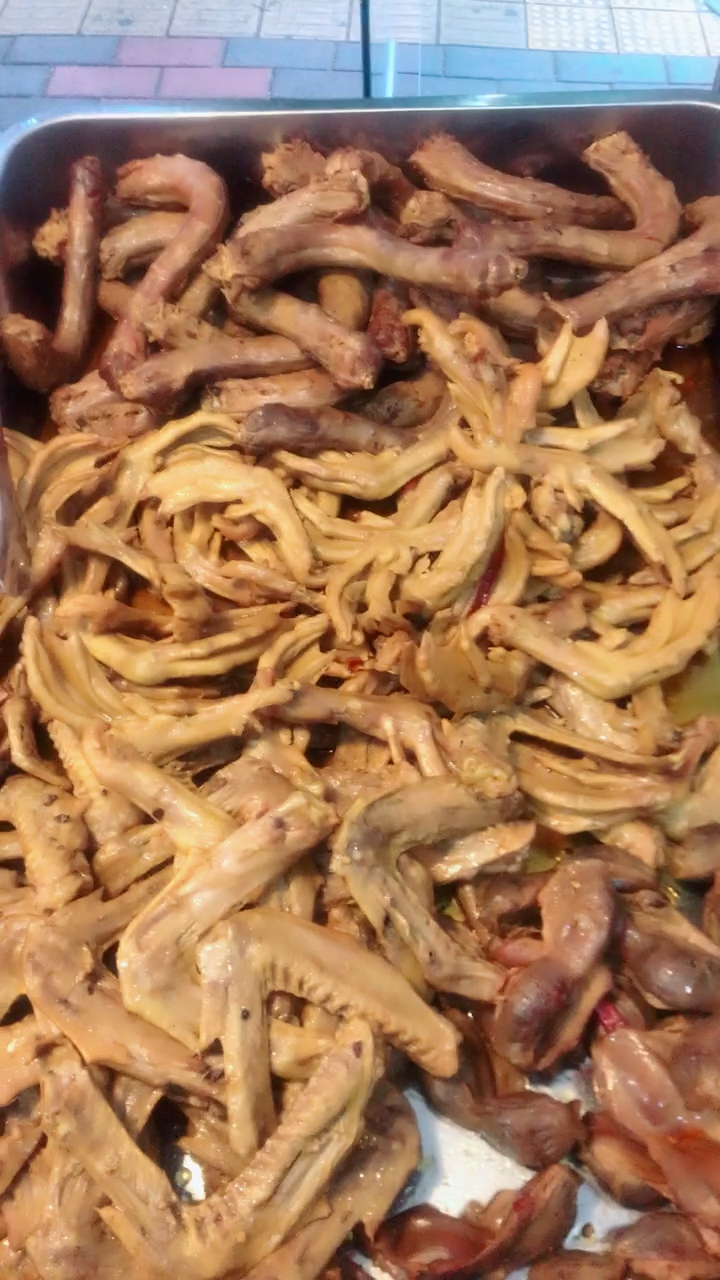 现捞鸭脖,现捞鸭头,所有的都是当天制作,没有添加防腐剂