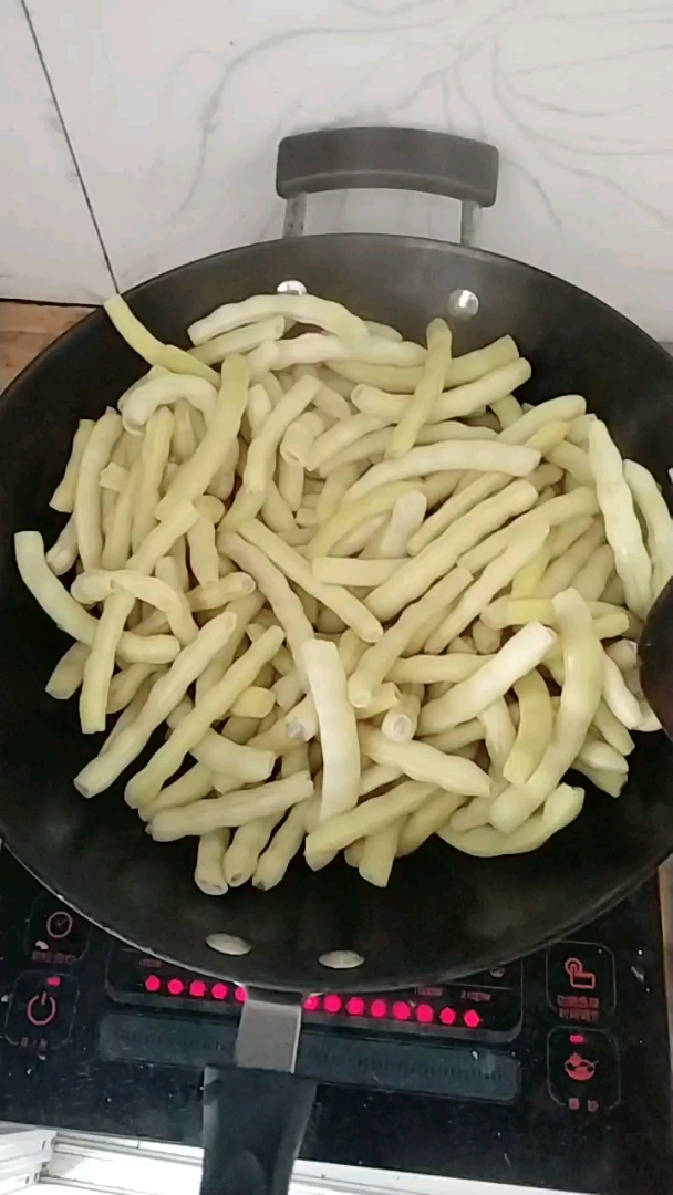 纯纯的大东北五花肉炖勾勾黄豆角