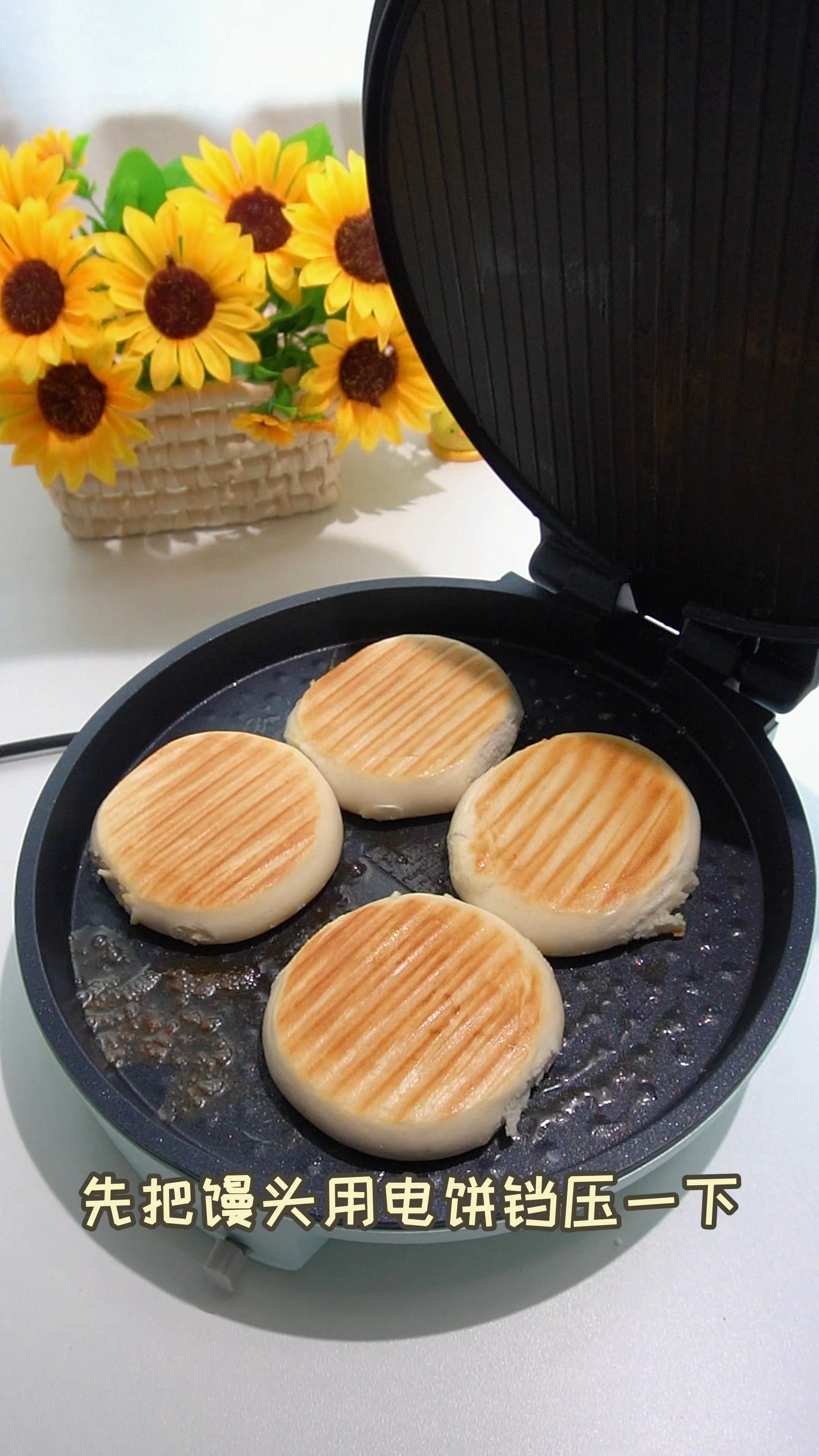 #美食#用馒头就可以做的中式汉堡哇~自己做的肉饼就是实在,满满的全都是肉