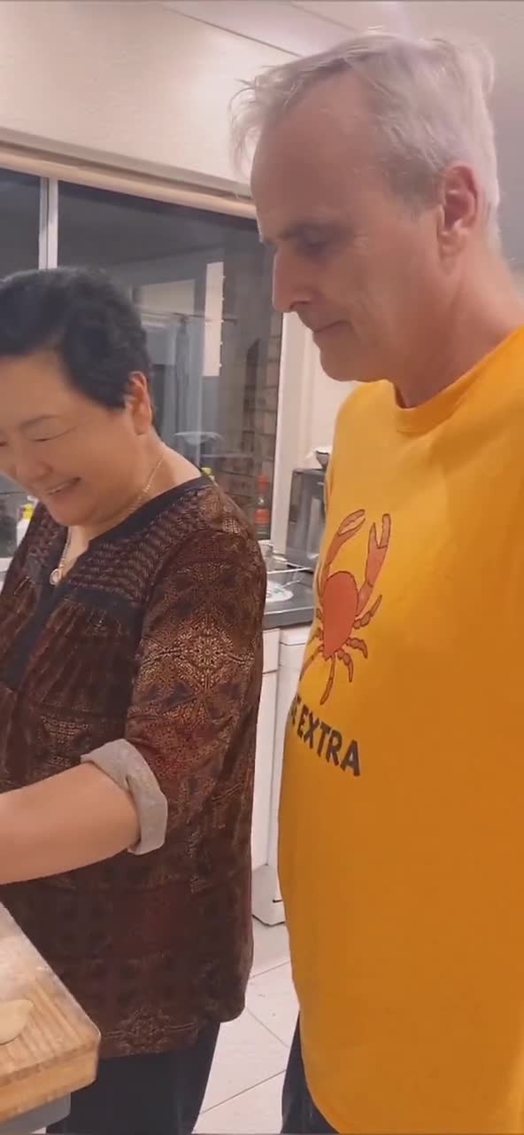 中国丈母娘要回国了!临行前给女婿包羊肉馅饺子,”中国式“英语说的太溜了