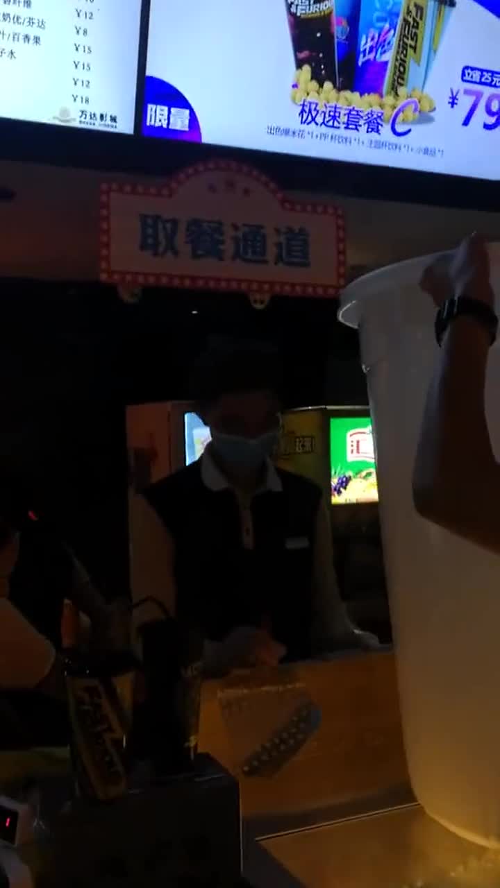 听说万达影院十元爆米花随便装,不知道我这个桶可以吗