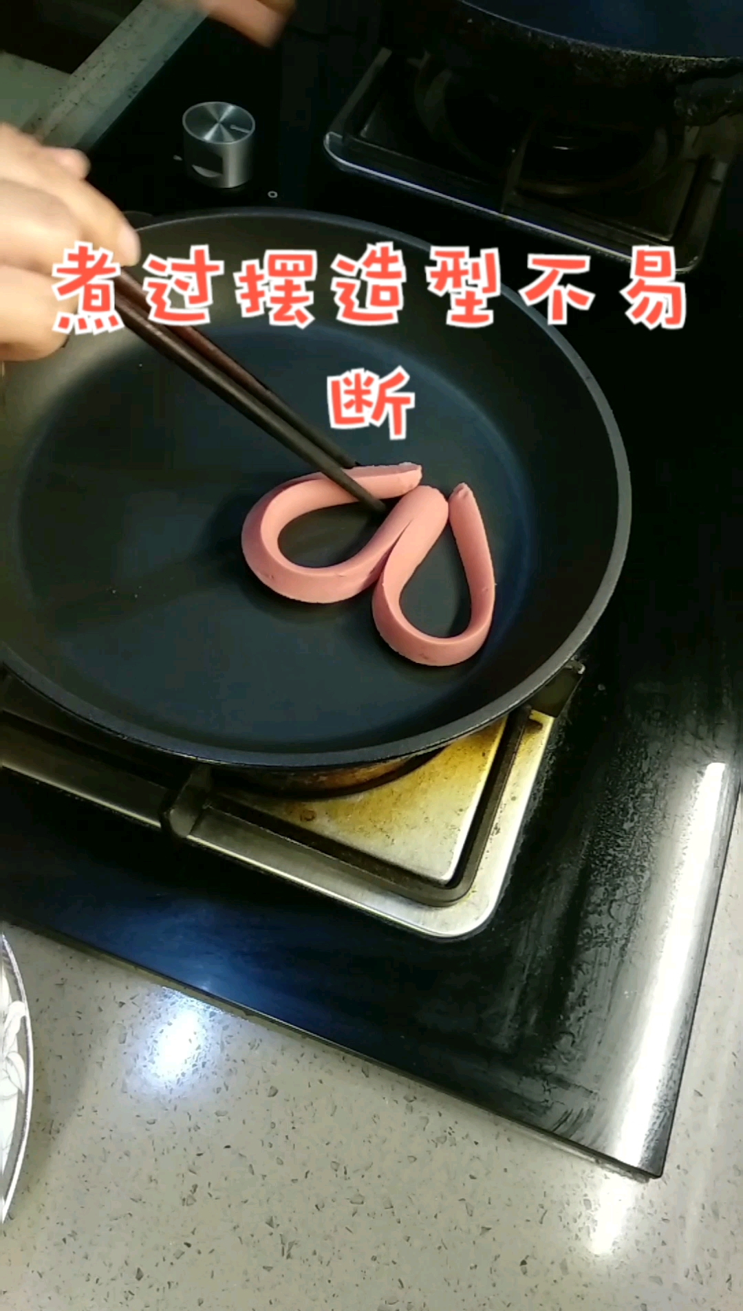 火腿肠爱心鸡蛋饼这样做不容易断!