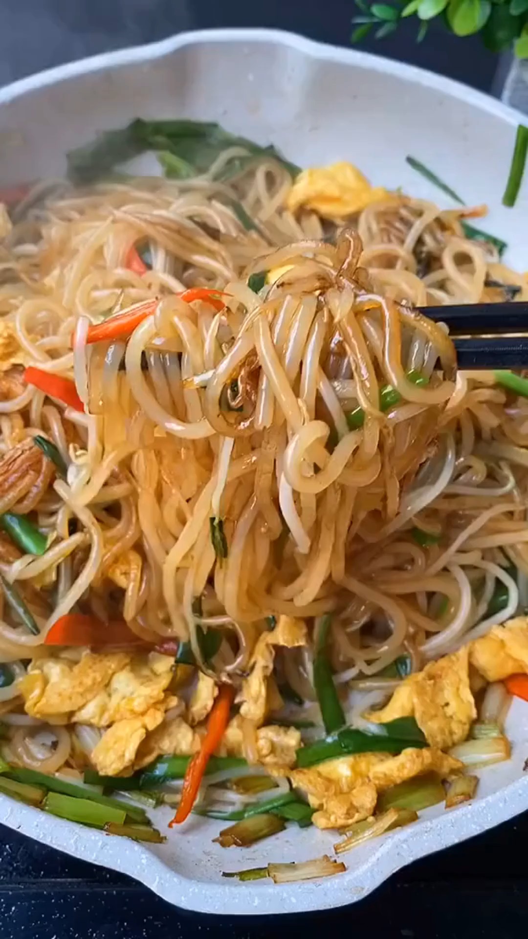没发工资吃不起肉肉,那就来个韭菜豆芽炒粉条,居然意外的好吃