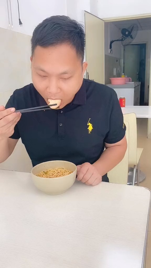 小胖吃的是卤蛋还是咸蛋