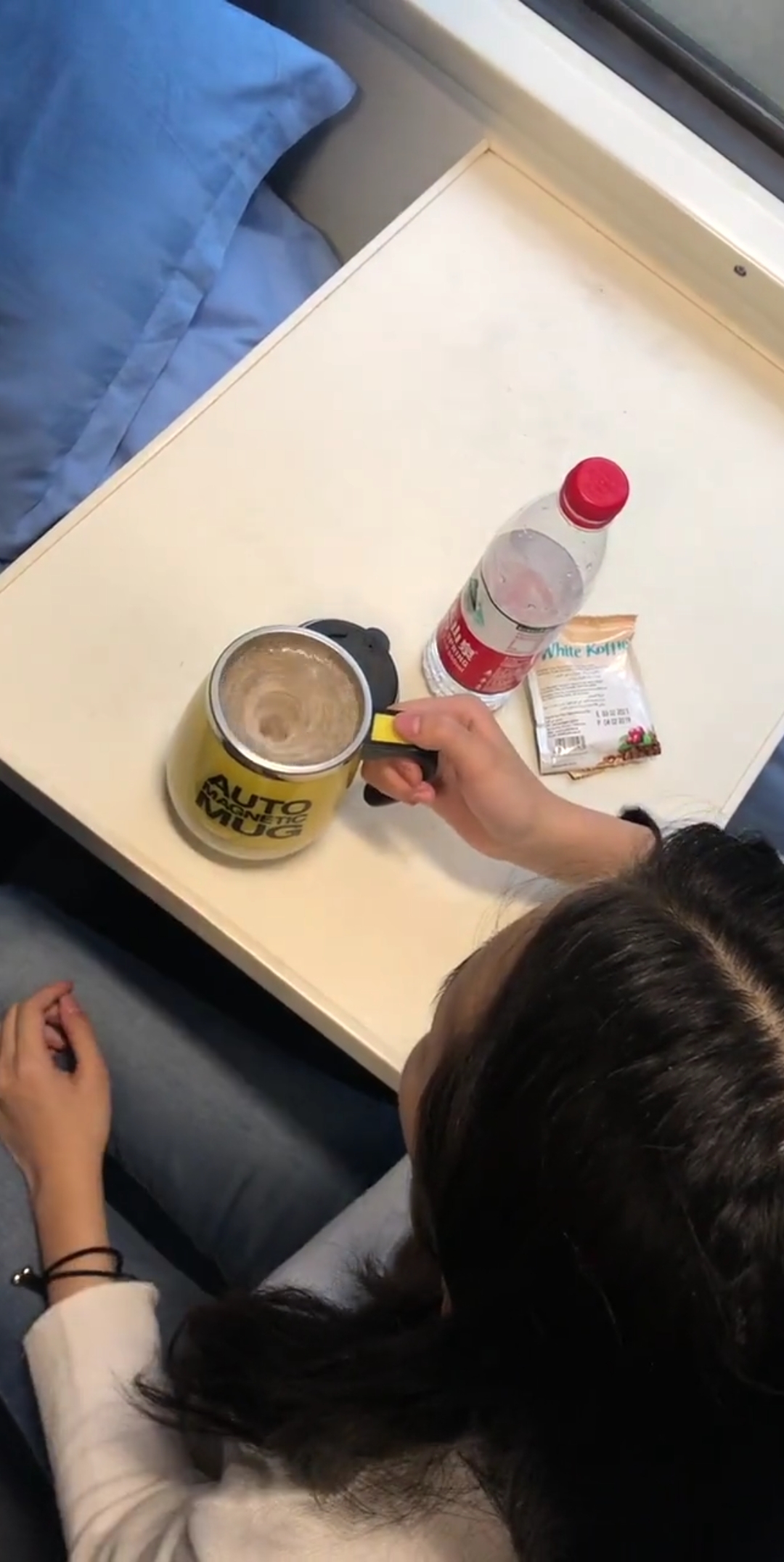 #我要上热门#下午喝杯咖啡。奶茶,全自动的杯子买了一对情侣杯