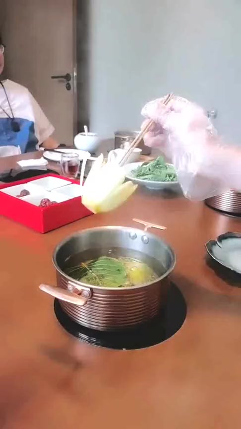 #搞笑段子#大哥仅凭一道菜,就让濒临倒闭的饭店起死回生,看到制作过程我服了