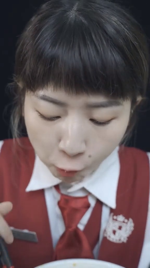990.专业代吃已上线测评家让我测试108一碗的最贵方便面!最后一句话亮了asm