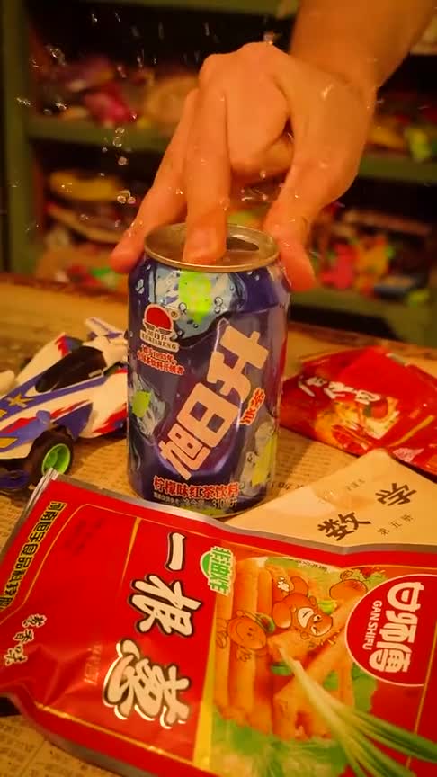老北京麻辣方便面,最喜欢把调料包放进去,拌着吃。