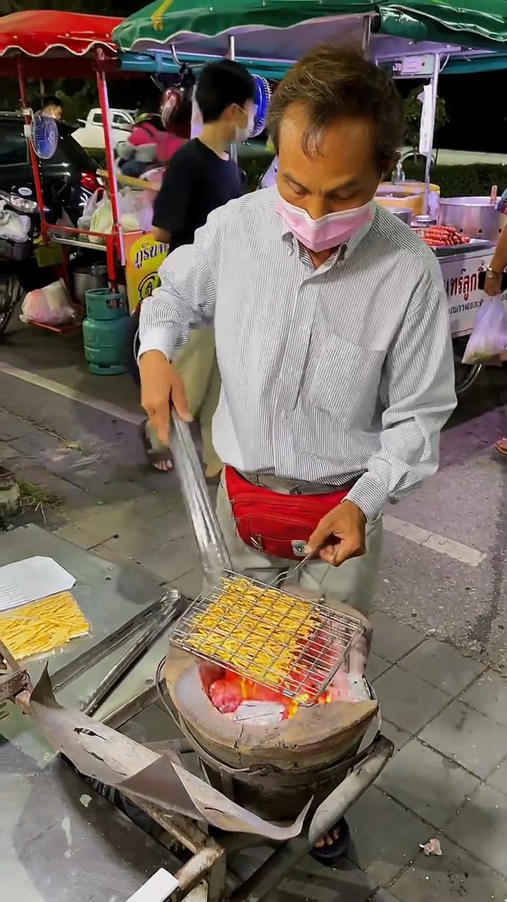 泰国街头碳烤鱿鱼丝,独特的吃法,一包不到4块钱,泰国人特别爱吃