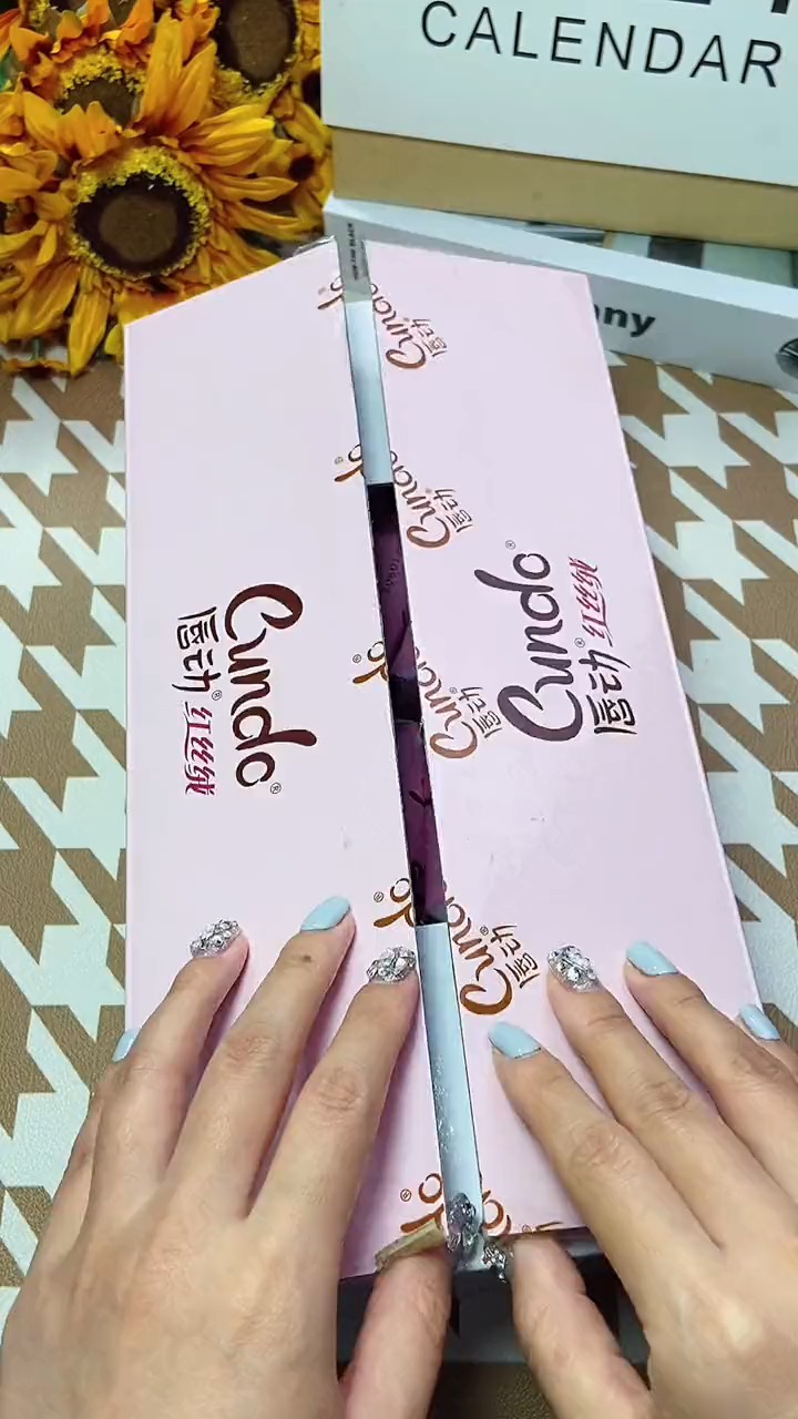 #美食#唇动 的红丝绒蛋糕真的百吃不厌,里面是草莓和树莓夹心,酸甜可口