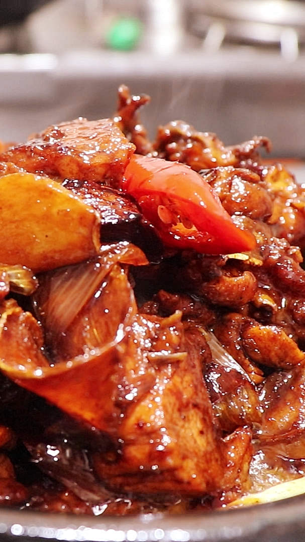 这才是鸡肉最好吃的做法“三杯鸡”,大厨不红烧不炖不焯水也不过油,出锅就扫光