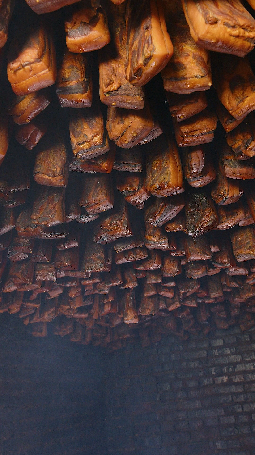 #美食#湖南烟熏腊肉的详细做法,一定要掌握好这几个技巧,熏出来才能不咸不淡,醇香浓厚。