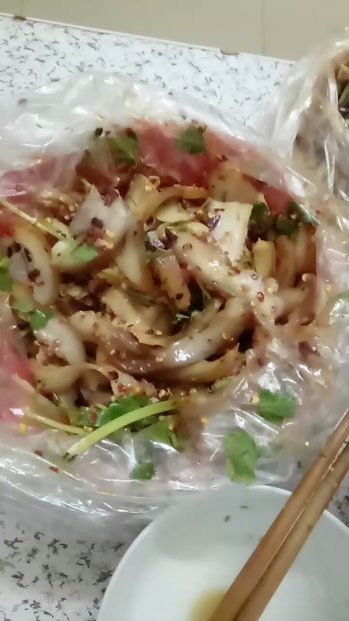  凉拌菜。