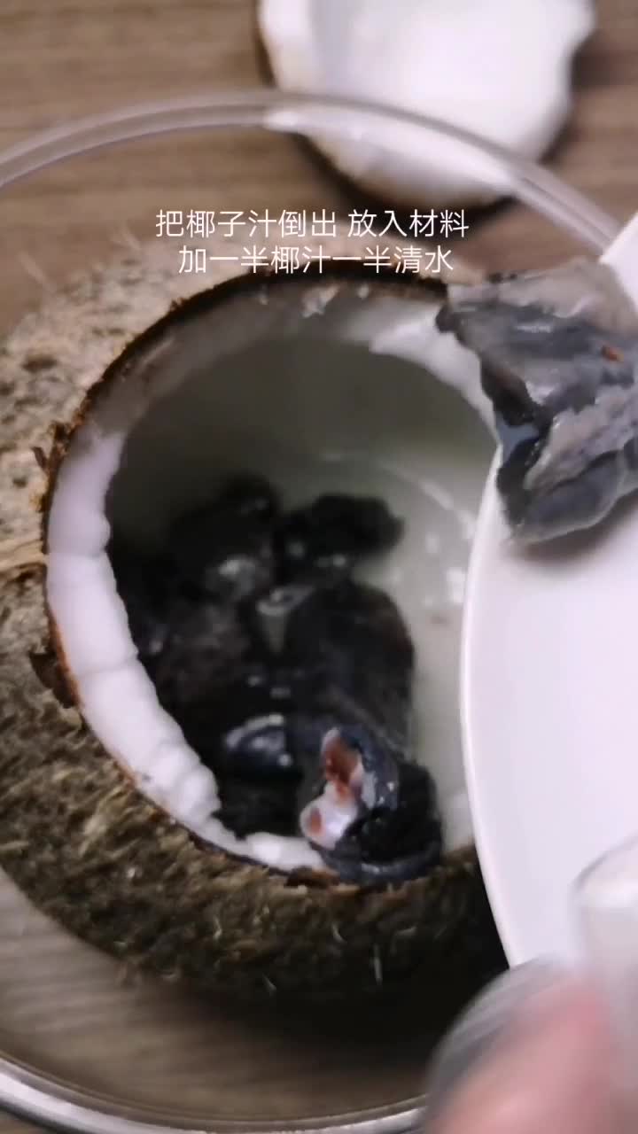 感觉到秋天的到来了,来碗椰子炖乌鸡汤滋润一下吧!喜欢的话请给我个心心并关注我哦!