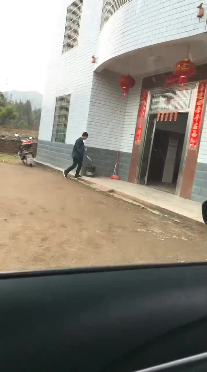 特意回来看儿子还买两只鸡卵子炖给他吃补一补身体、结果看到儿子对我是不冷不热的、心都凉了……