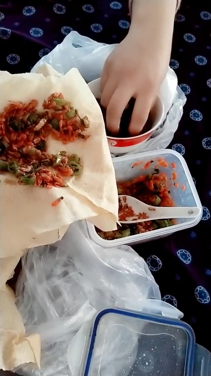 煎饼卷尖椒炒虾米,爆炒蚕蛹