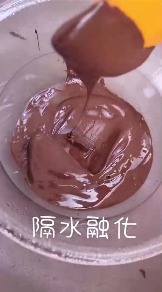 草莓季来咯,这么好吃的水果,怎么能少的了我最喜欢的巧克力呢?我们来把它们巧妙搭配在一起吧～