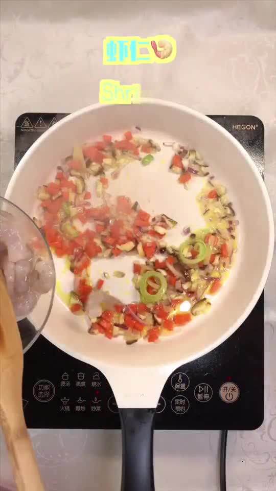 虾仁蛋炒饭配上一碗番茄汤,小孩儿都能吃两碗