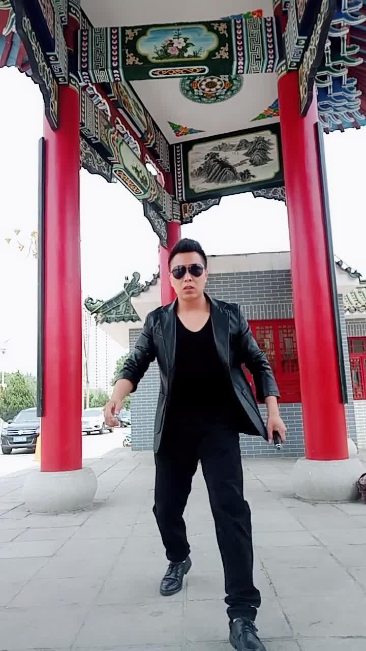 甄子丹模仿达人,看看穿这一身衣服有没有杀破狼的那感觉,老铁们,记得给个双击评论,喜欢的加个