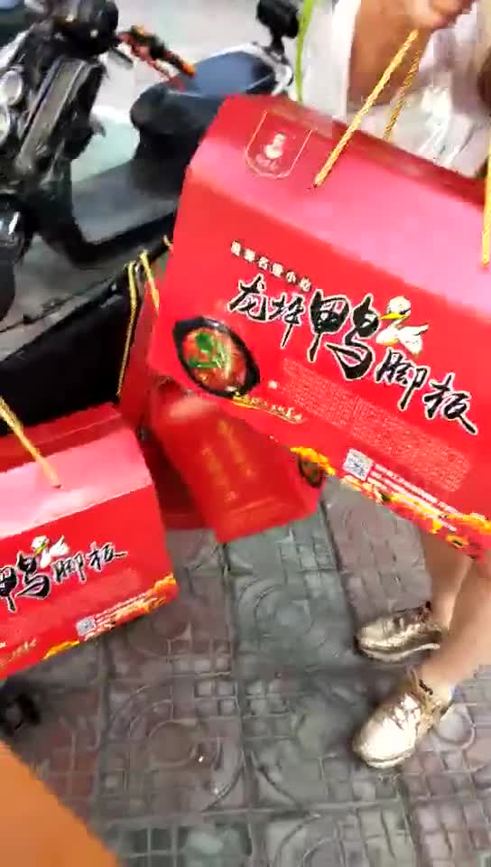 吃火锅就选择龙坪鸭脚板,足不出门,在家都可以吃到秘制的龙坪鸭脚板火锅,欢迎大家来店品尝
