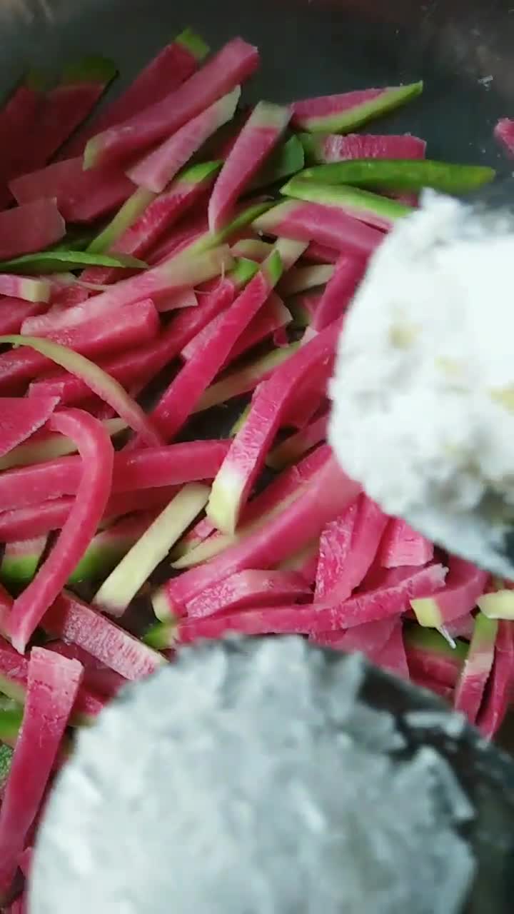 酸辣爽口的萝卜咸菜拌好了。好吃下饭。