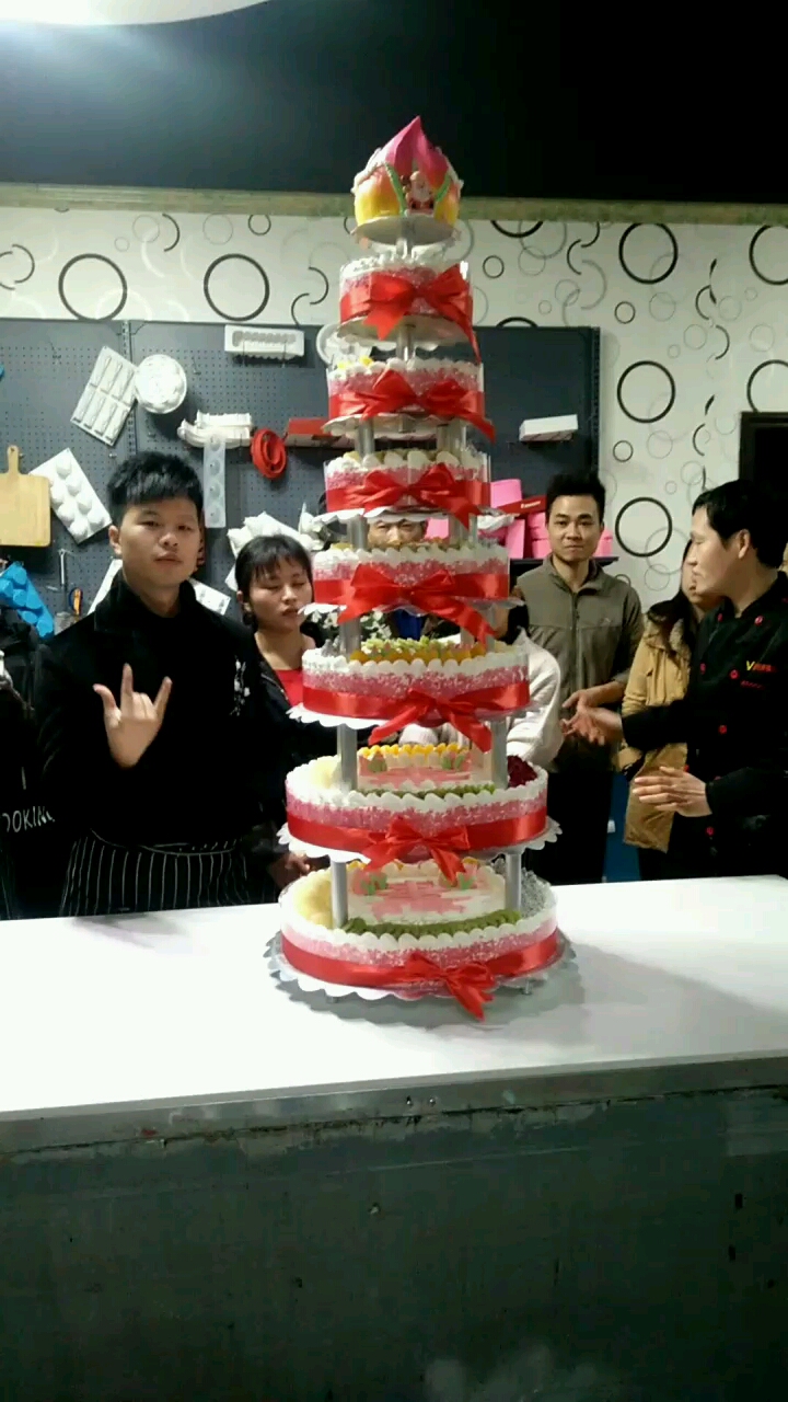 八层祝寿架子蛋糕有今天是寿星的不,快来吃蛋糕
