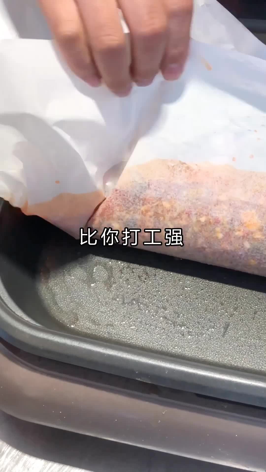 纸包鱼配方:花生碎20克、芹菜20克、烧烤粉6克、花椒粒3克、蚝油15克、豆豉8克、辣椒料