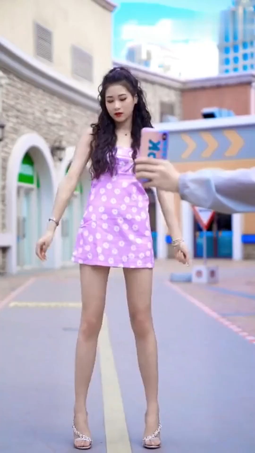 #明星娱乐#我的窗帘什么时候被姑娘拿去改成裙子了?难怪那么眼熟!
