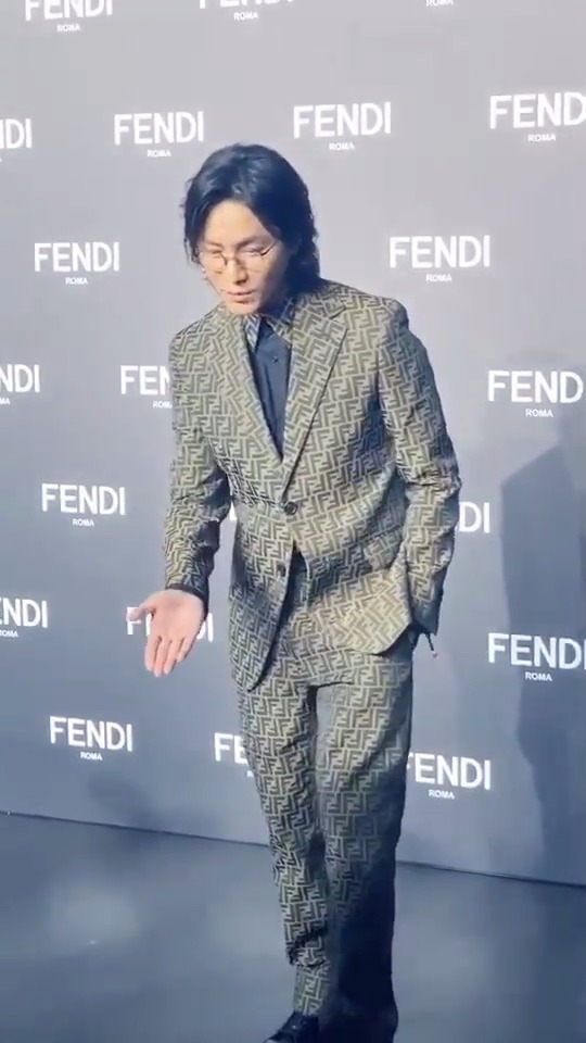 陈坤 佩戴眼镜化身斯文小王子!这颜值还是可以爆打一些小鲜肉的。