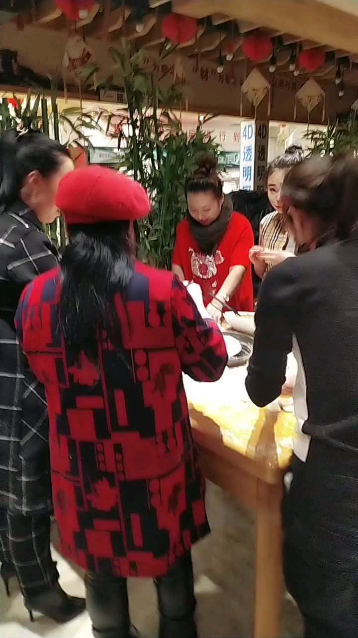 初二包饺子。全家总动员。