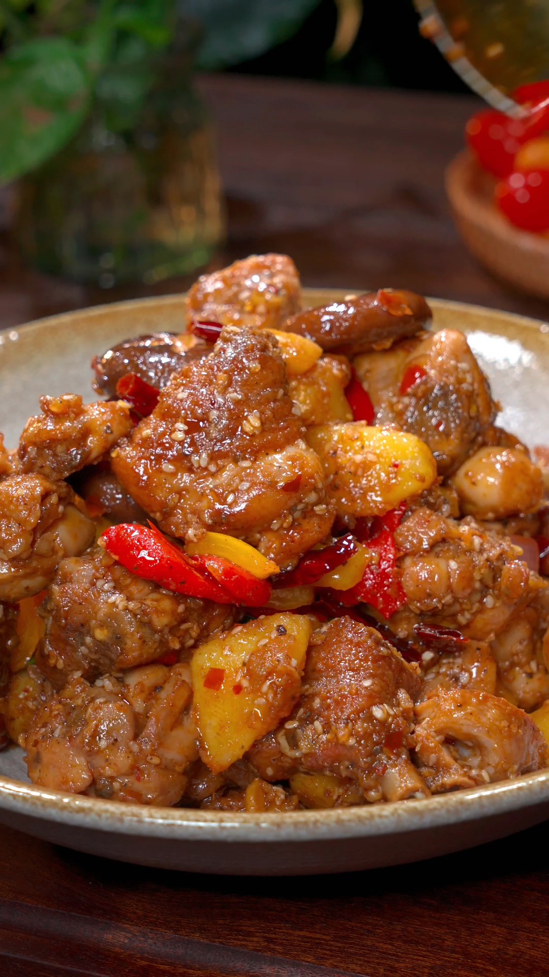 鸡肉不要总是炖炒了,试试这道干锅做法,麻辣鲜香,越吃越过瘾,空闲时可以试试噢~