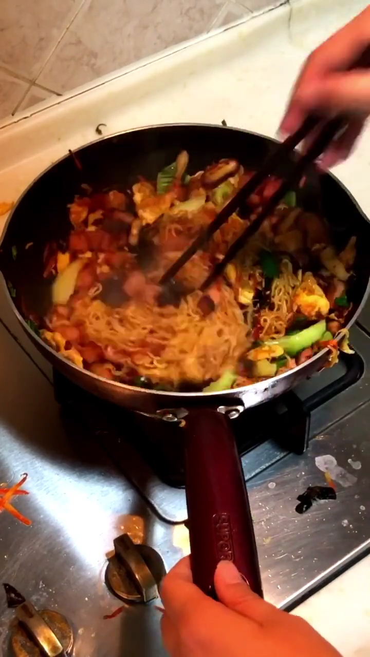 最好吃的炒泡面!一定要用午餐肉!生抽:蚝油=3:1,咸淡自己定!