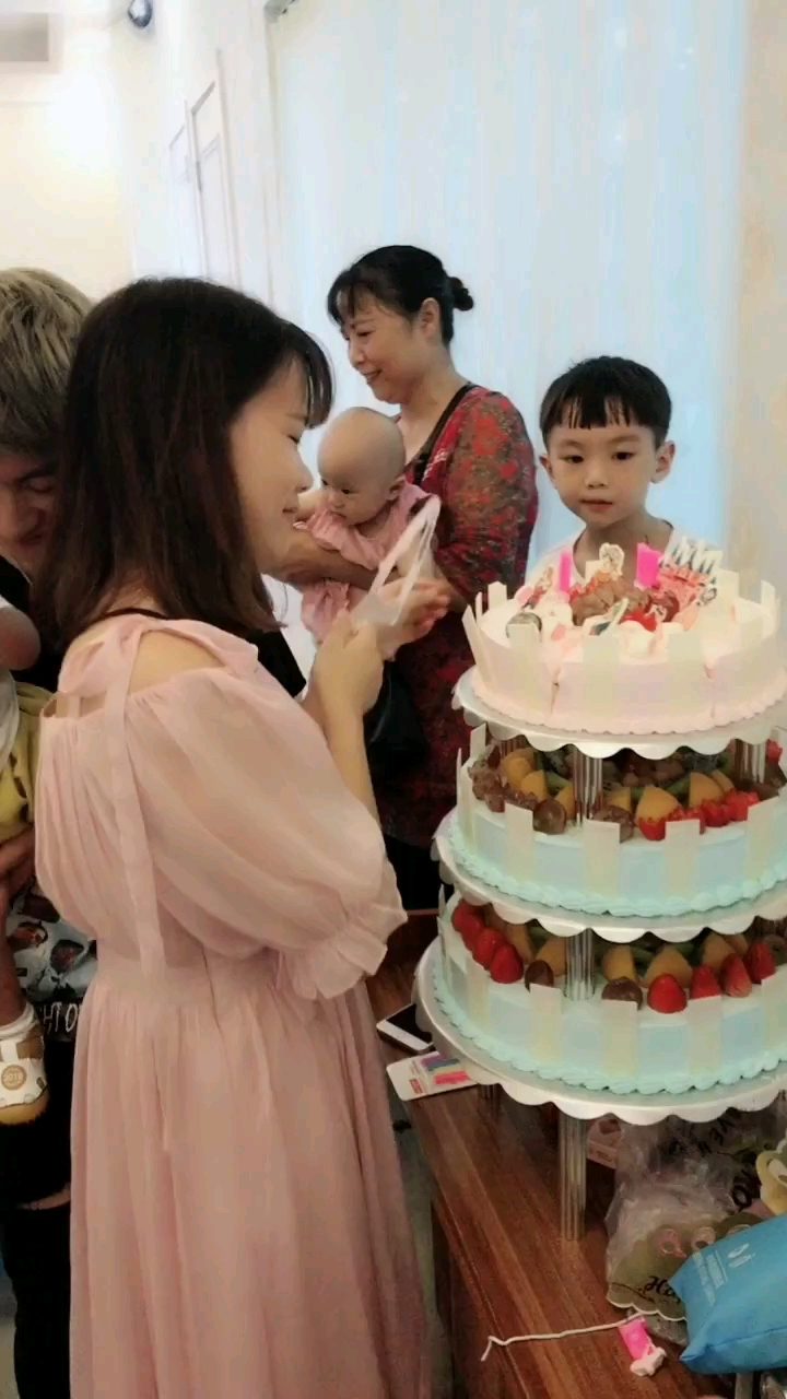 三个宝宝 生日蛋糕都要三层