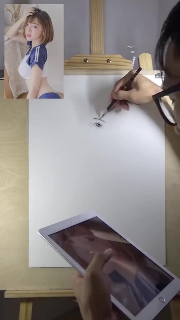 简约速写画一个运动风的小姑娘#画画,#手绘,#素描