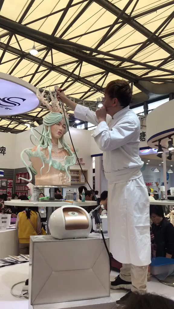 2019烘焙展糖王周毅蛋糕作品,是艺术品没错了,膜拜。 