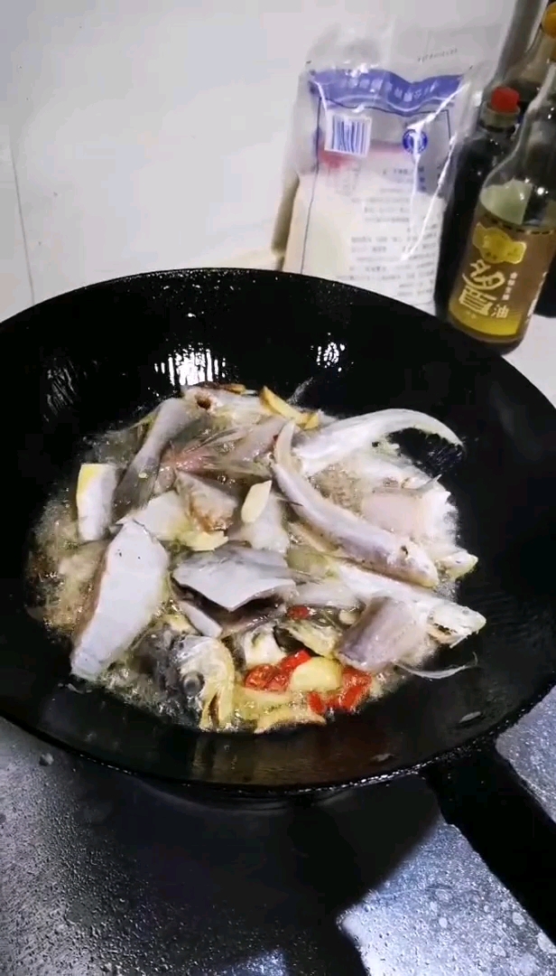 杂鱼,龙头鱼鲳鱼凤尾鱼一起红烧,特好好吃噢!
