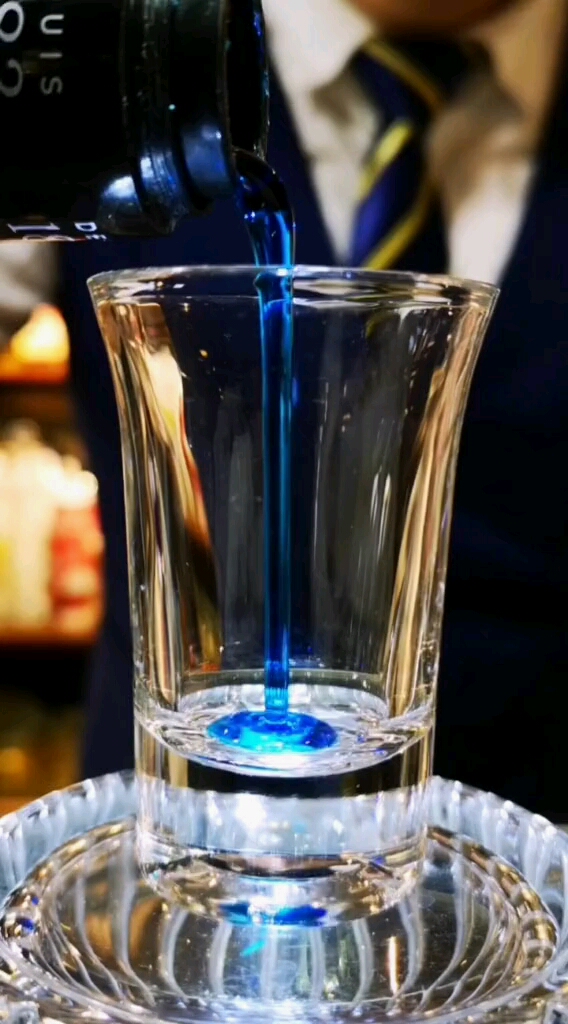 调酒,鸡尾酒,《伤心的水母》,蓝糖浆,伏特加96度,蜜桃酒,紫罗兰,百利甜。他的