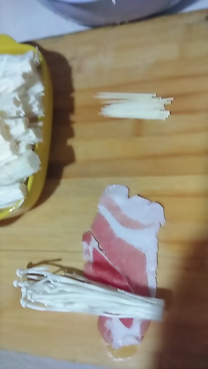 烧烤味的五花肉卷金针菇