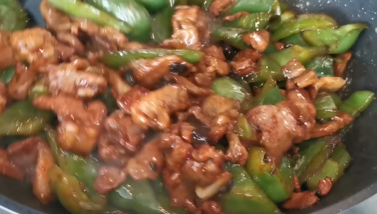 辣椒炒肉,应该先炒肉还是先炒辣椒?很多人都做错了,难怪不好吃