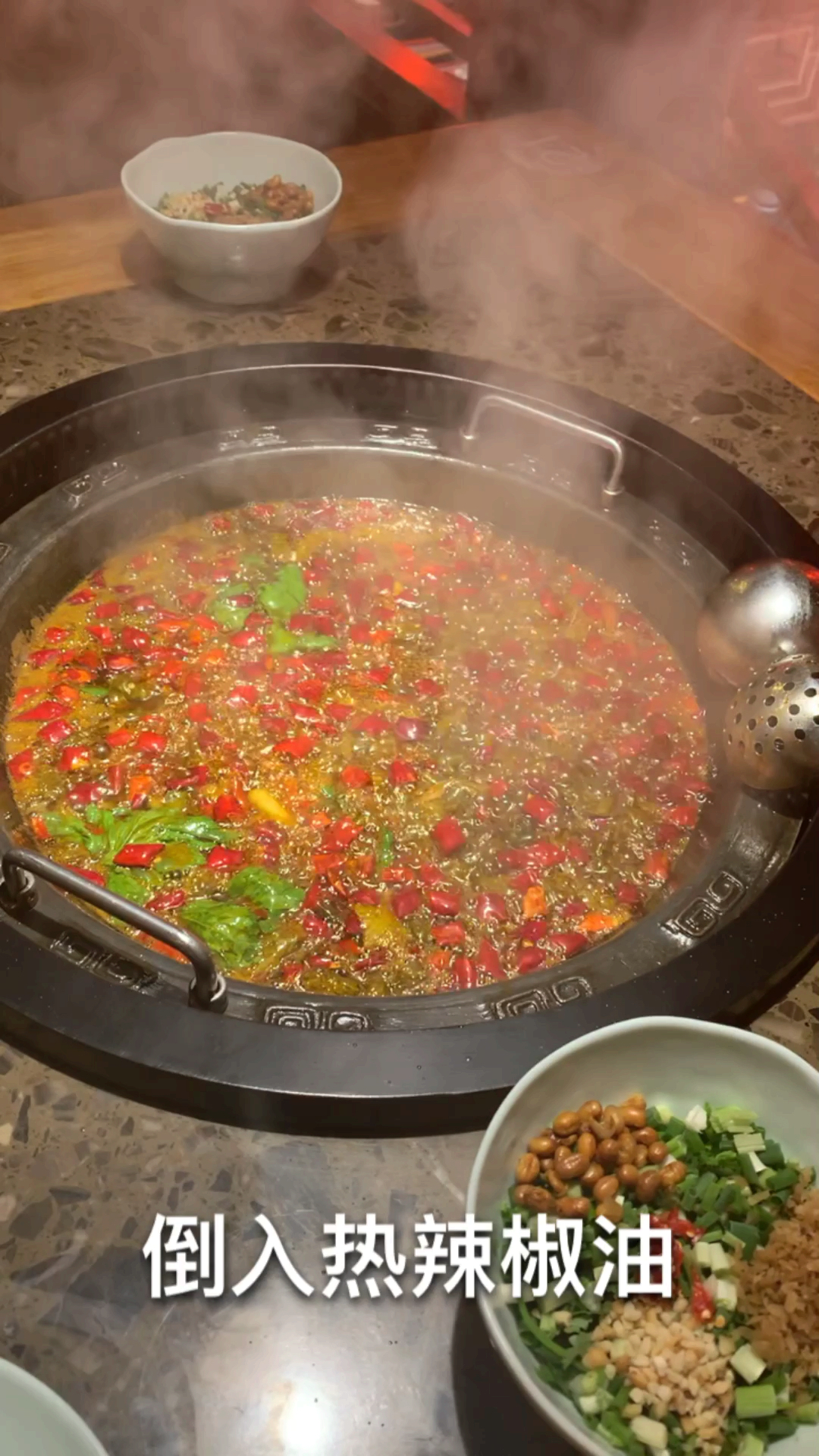 美食 菜谱 好吃的四川麻辣藤椒鱼火锅底料炒制方法  