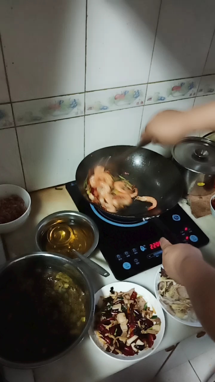 这大厨师在炒菜