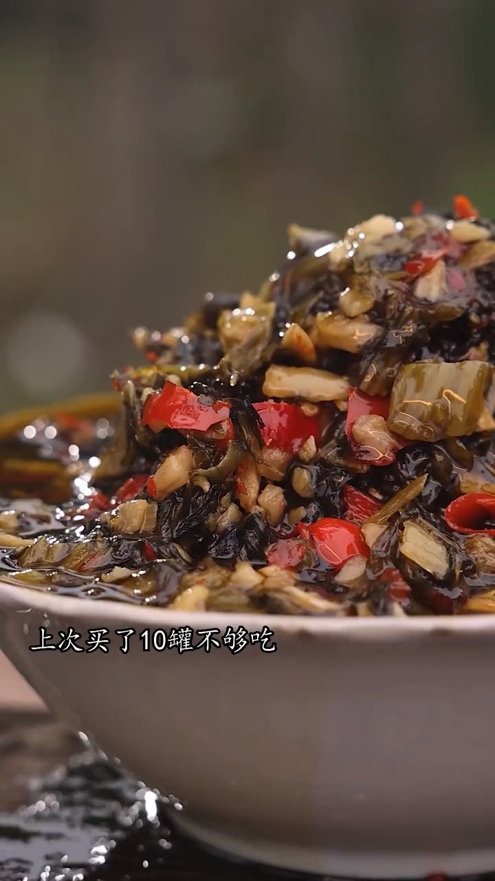 湖南的外婆菜是用芥菜,甘蓝菜等炒制而成的微微辣 拌饭拌面很合适#外婆菜 #