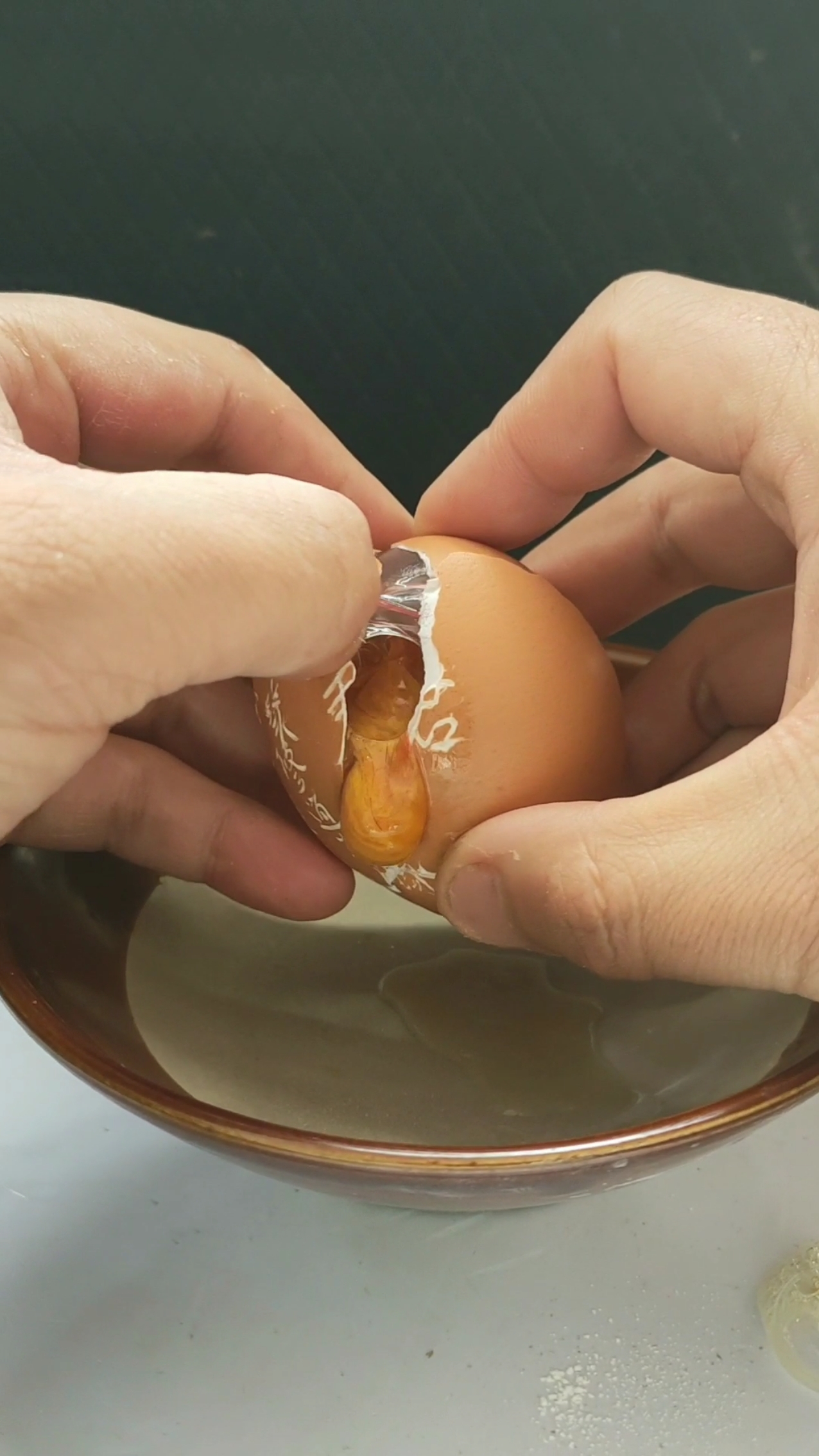 在鸡蛋上作画发现鸡蛋里居然是个小鸡