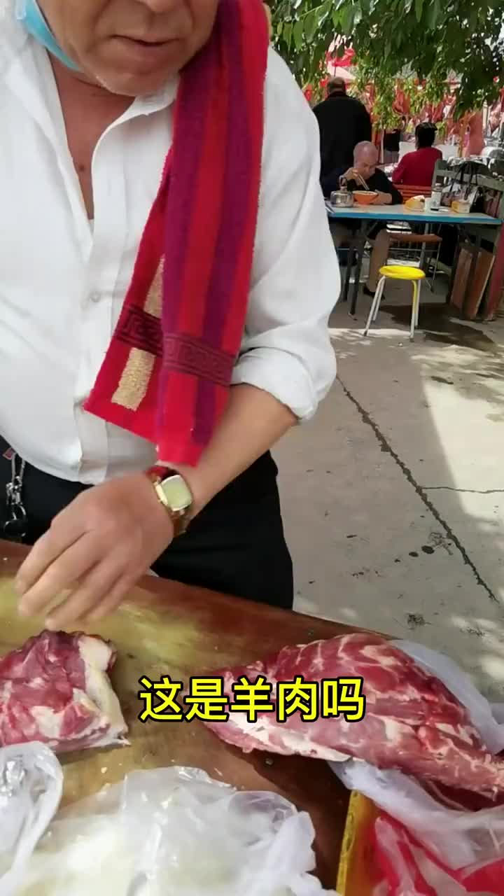 新疆街头的拌面,又称拉条子,15一份菜多肉香,面条用柴火灶煮的