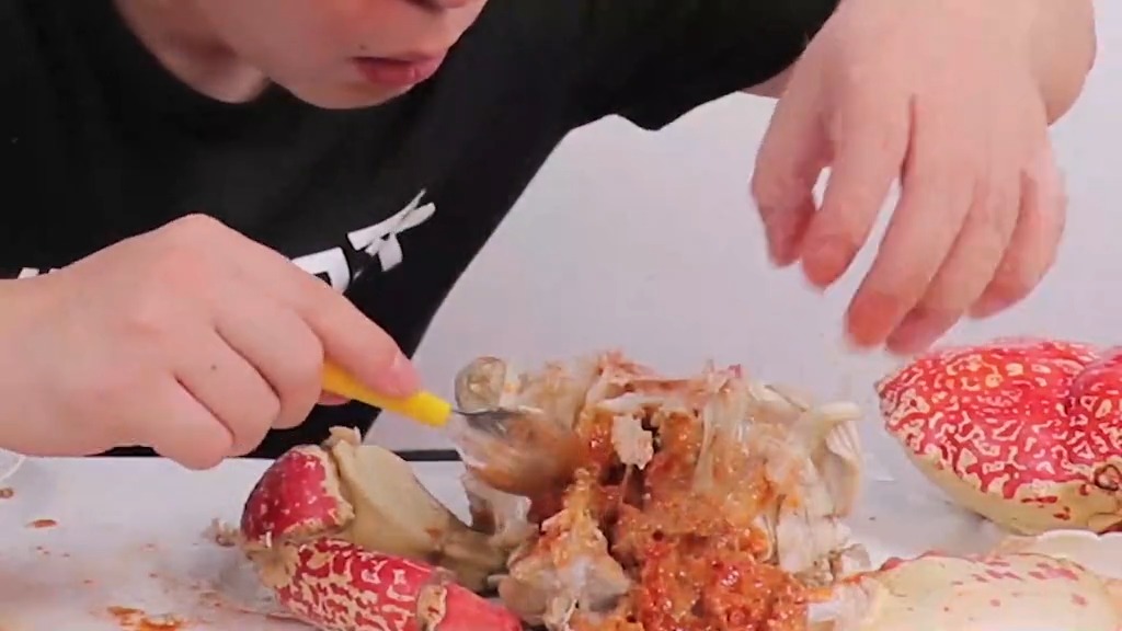 3500一只的皇帝蟹,打开之后满满的蟹黄,一口下去好吃到飞起