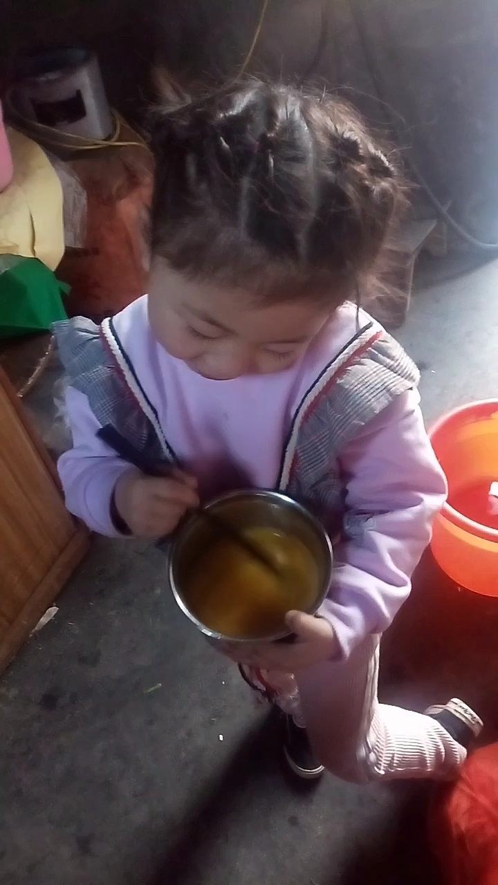 宝贝说妈妈累了,我给你帮忙搅拌鸡蛋