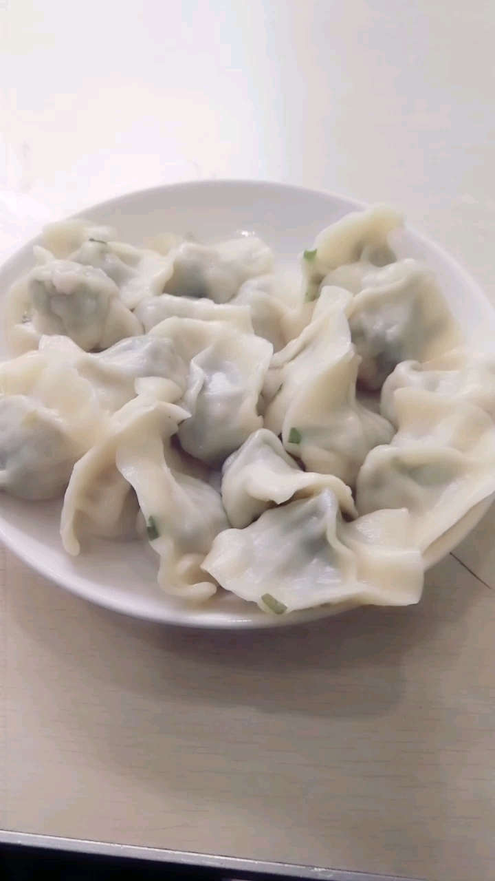 这就是上海的饺子,16一份。来吃,一本万利啊。