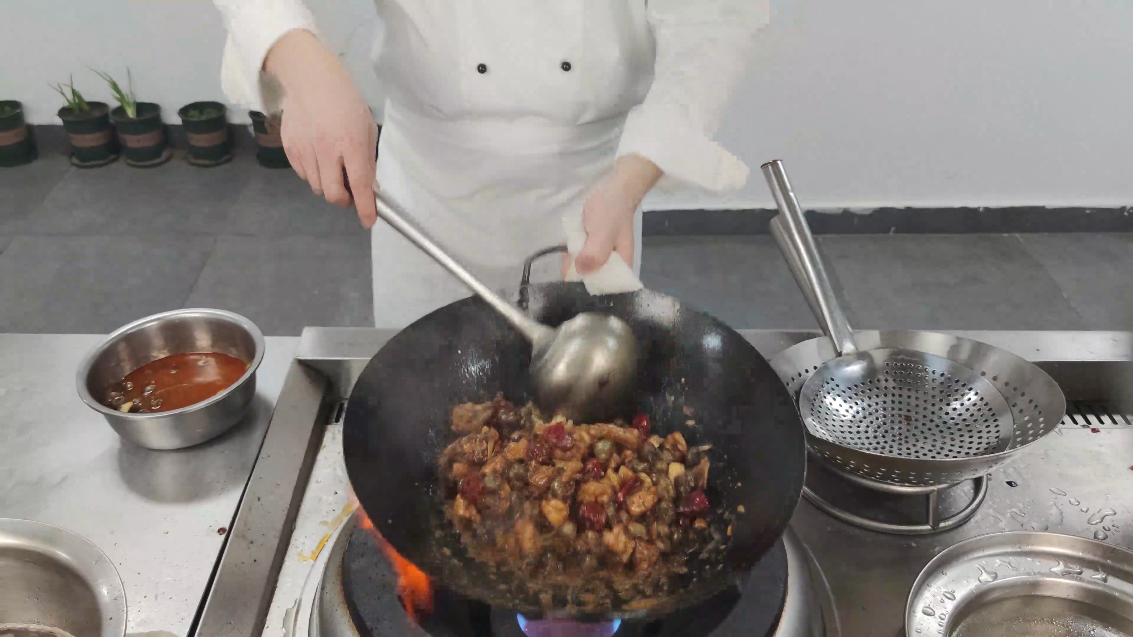 子浩美食工作室:“干锅螺丝鸡”尊享版,也可以叫做螺丝鸡PLUS