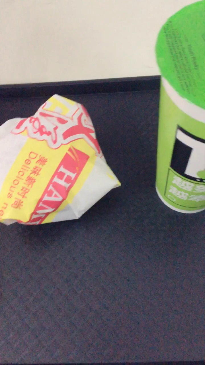 汉堡,爆爆蛋奶茶店里吃…